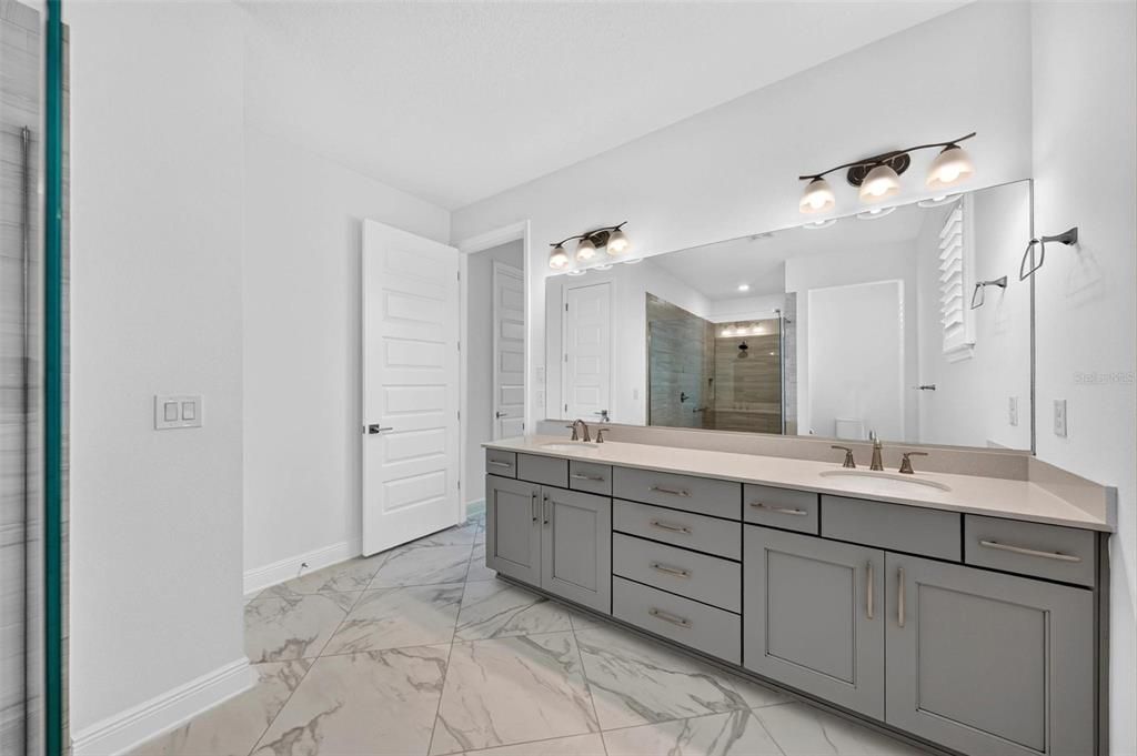 En Venta: $573,500 (3 camas, 3 baños, 2815 Pies cuadrados)