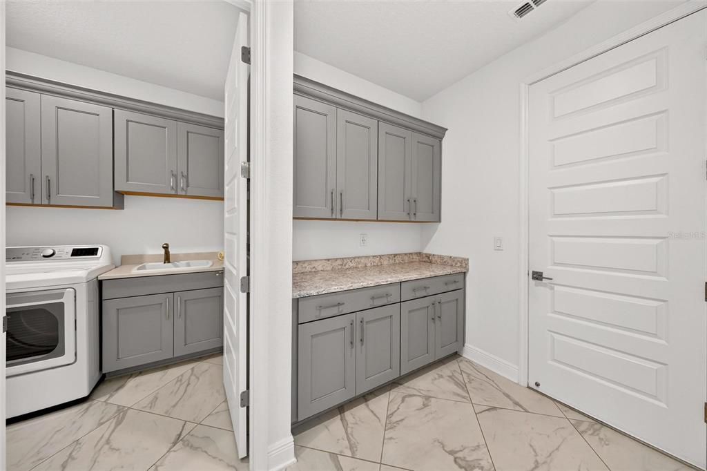 En Venta: $573,500 (3 camas, 3 baños, 2815 Pies cuadrados)