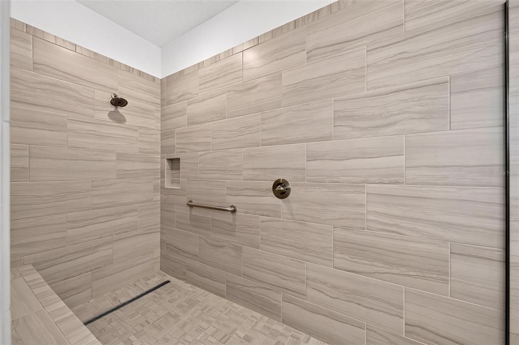 En Venta: $573,500 (3 camas, 3 baños, 2815 Pies cuadrados)