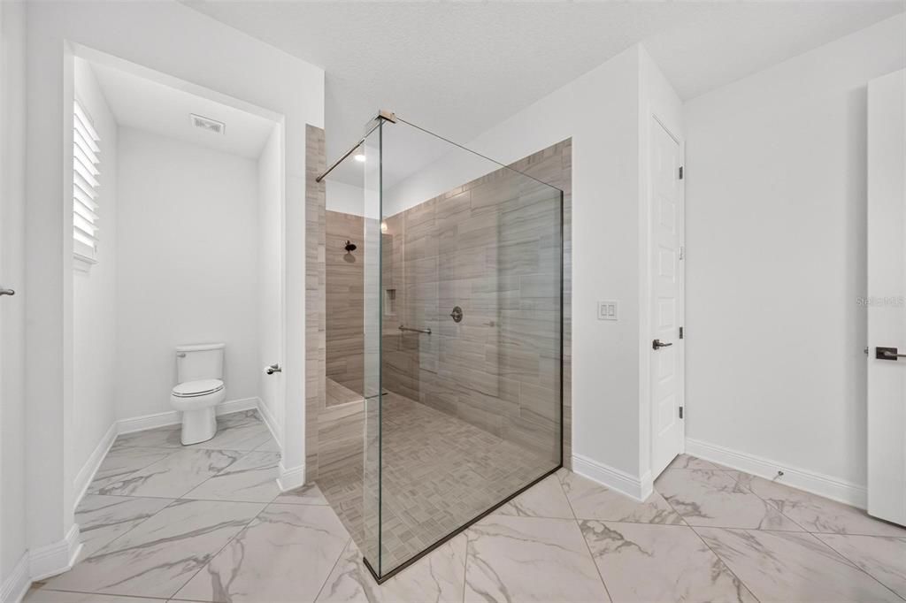 En Venta: $573,500 (3 camas, 3 baños, 2815 Pies cuadrados)