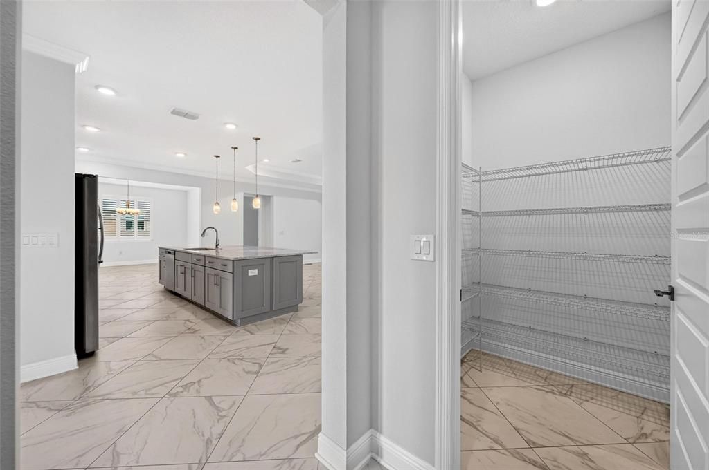 En Venta: $573,500 (3 camas, 3 baños, 2815 Pies cuadrados)