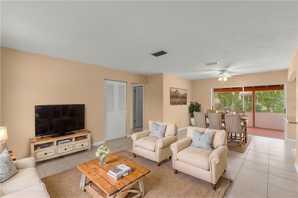 For Sale: $189,900 (2 beds, 1 baths, 990 Square Feet)