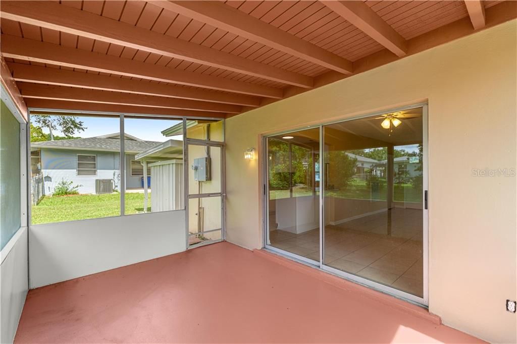 For Sale: $189,900 (2 beds, 1 baths, 990 Square Feet)