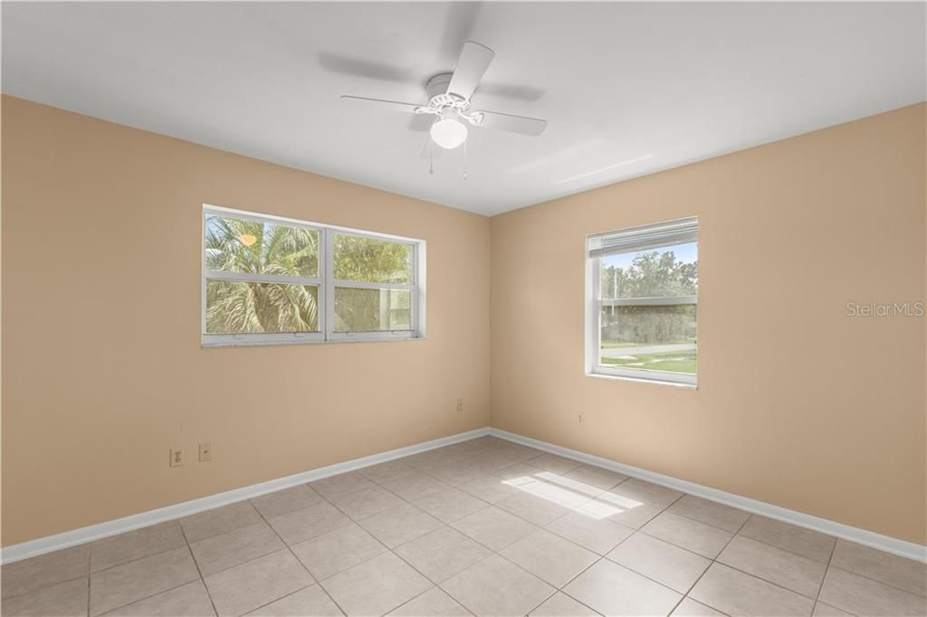 For Sale: $189,900 (2 beds, 1 baths, 990 Square Feet)
