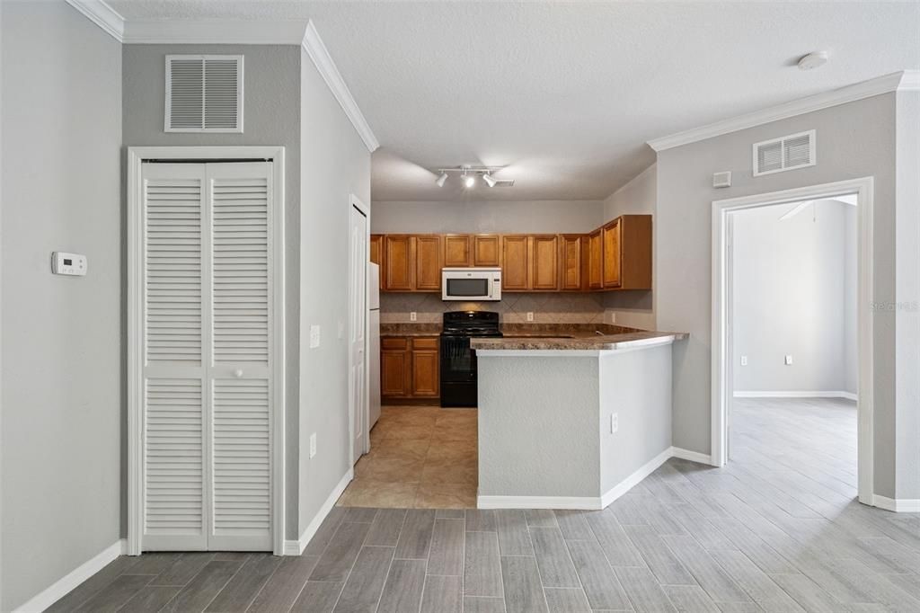 For Sale: $264,999 (2 beds, 2 baths, 1361 Square Feet)