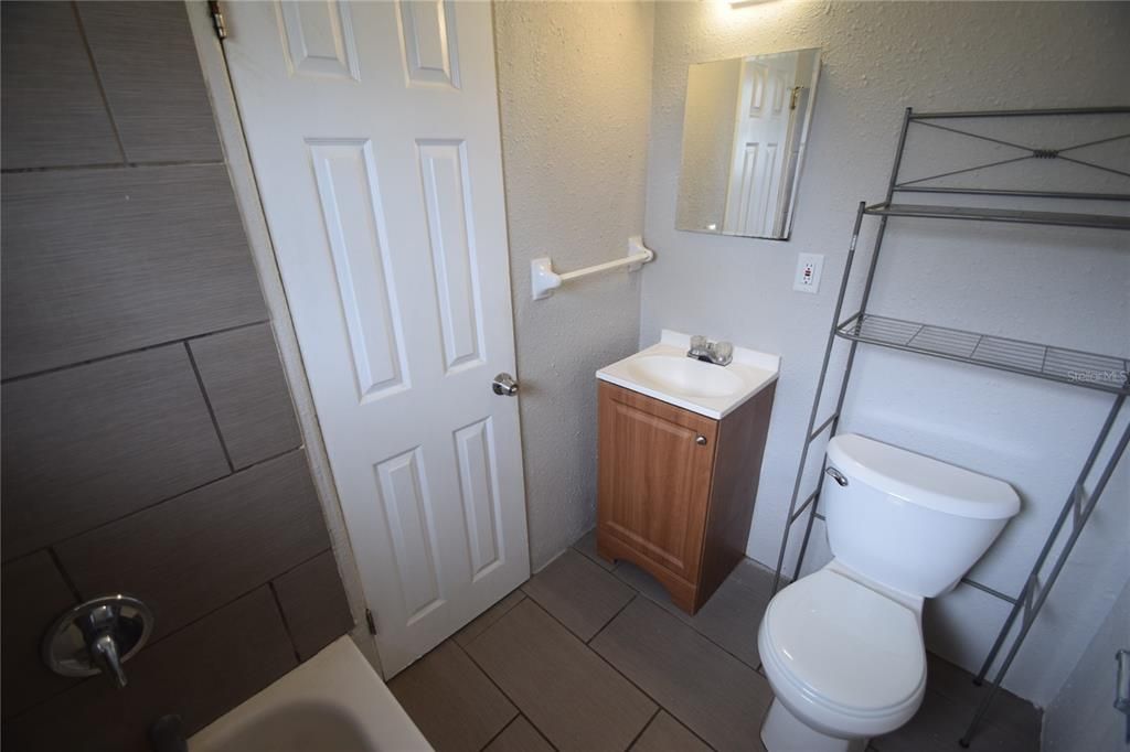 For Rent: $1,295 (2 beds, 1 baths, 696 Square Feet)