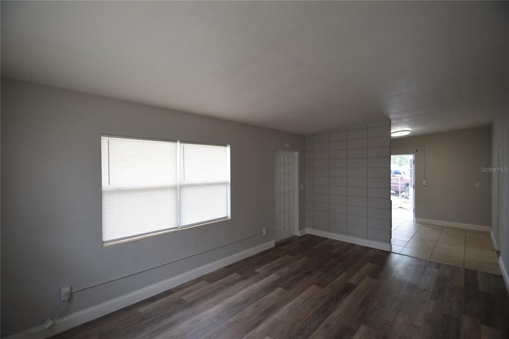 For Rent: $1,295 (2 beds, 1 baths, 696 Square Feet)