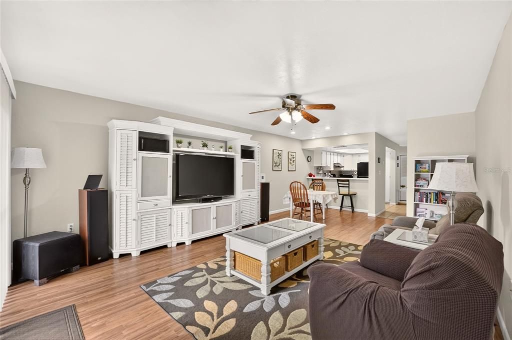 For Sale: $159,900 (2 beds, 2 baths, 1256 Square Feet)