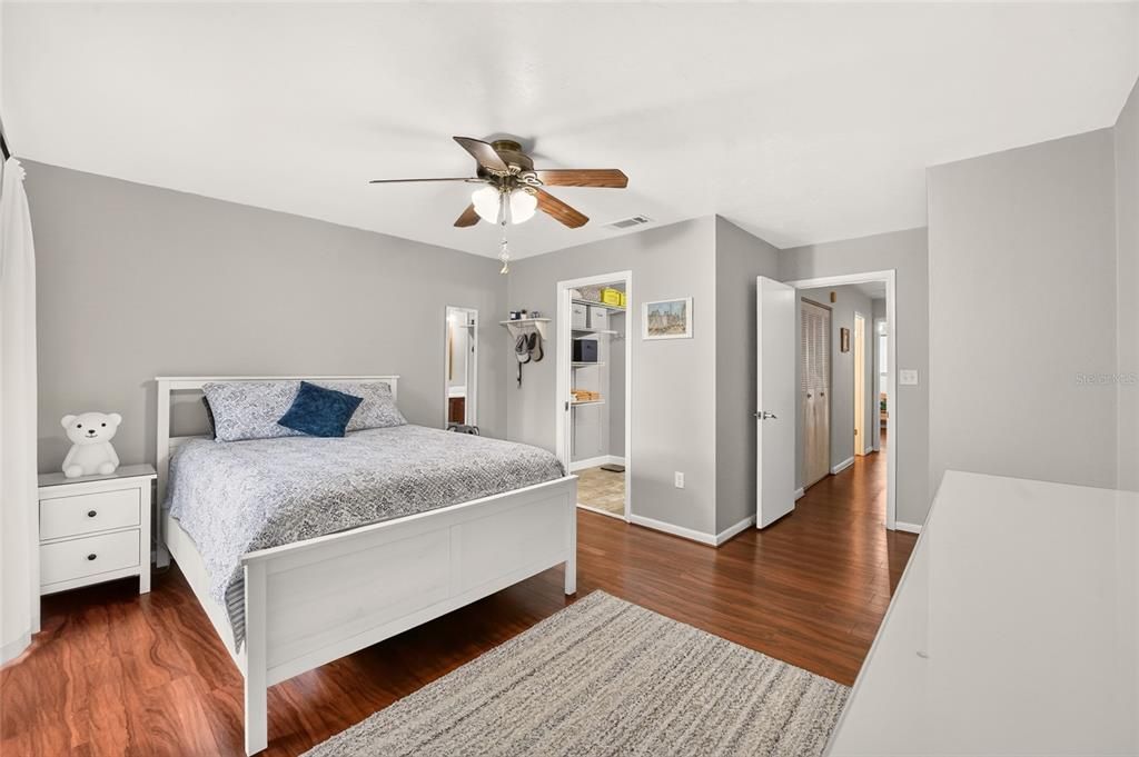 For Sale: $159,900 (2 beds, 2 baths, 1256 Square Feet)