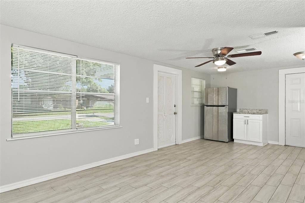 For Rent: $1,655 (3 beds, 1 baths, 1000 Square Feet)