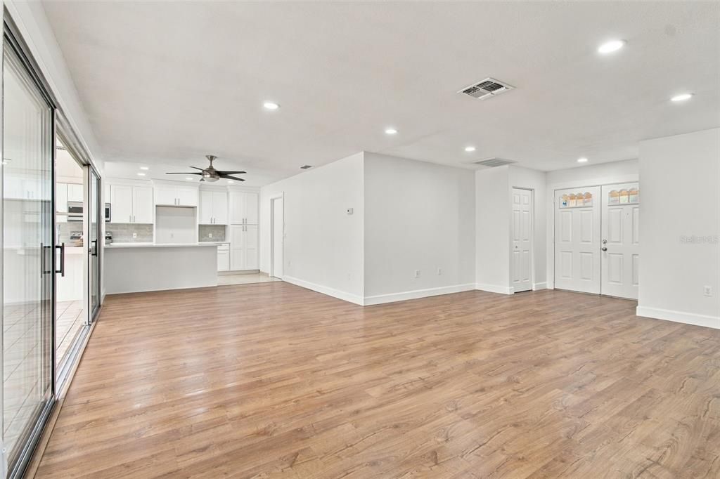 For Sale: $320,000 (2 beds, 2 baths, 1646 Square Feet)