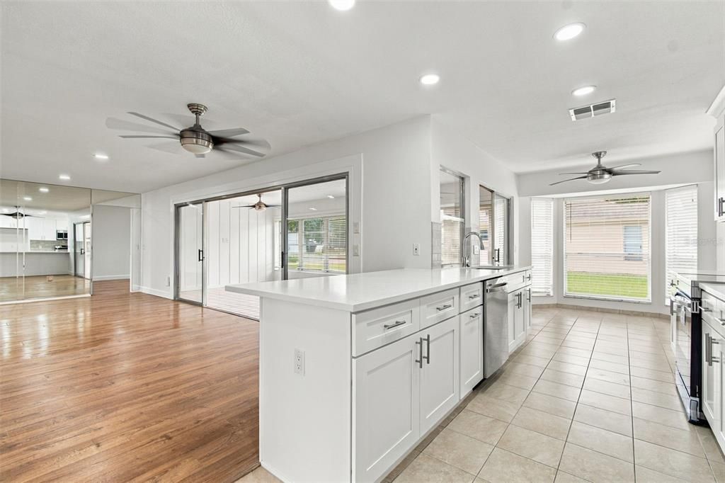 For Sale: $320,000 (2 beds, 2 baths, 1646 Square Feet)
