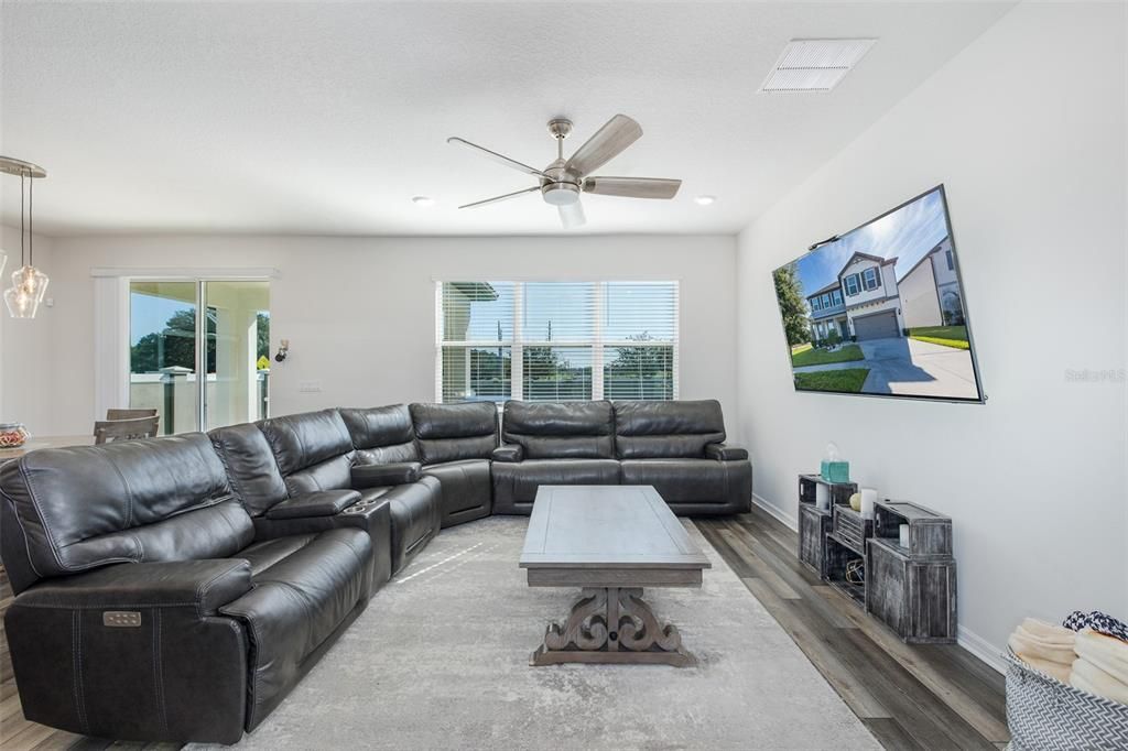 En Venta: $549,900 (4 camas, 3 baños, 2910 Pies cuadrados)