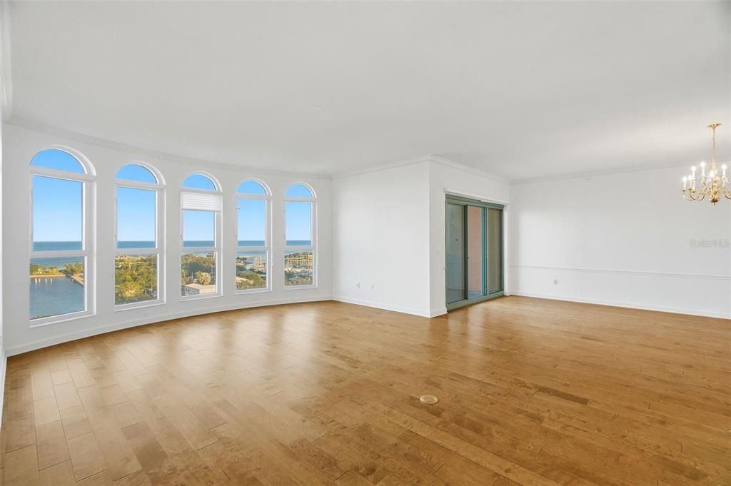 For Sale: $1,700,000 (3 beds, 2 baths, 2600 Square Feet)