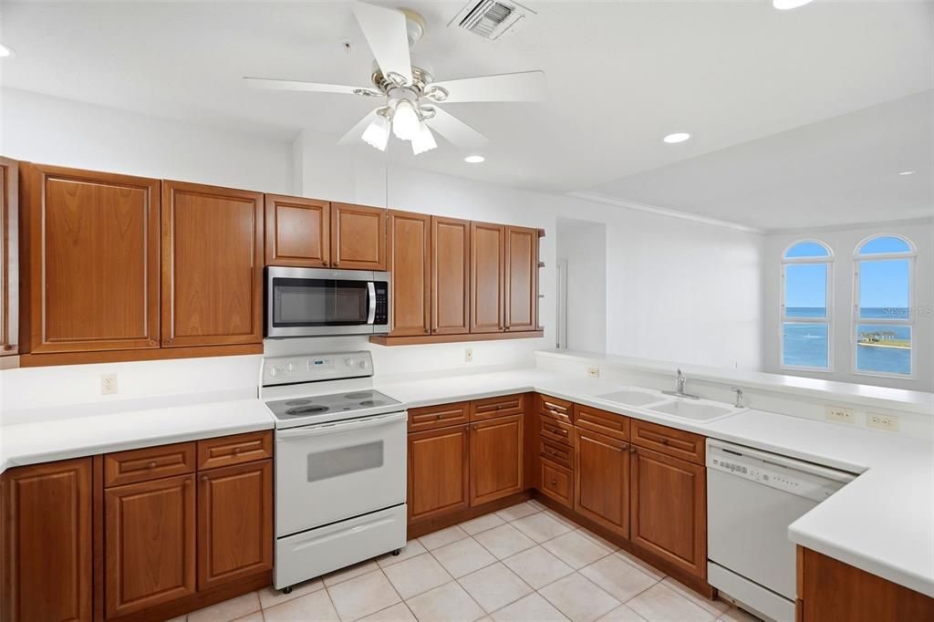For Sale: $1,700,000 (3 beds, 2 baths, 2600 Square Feet)