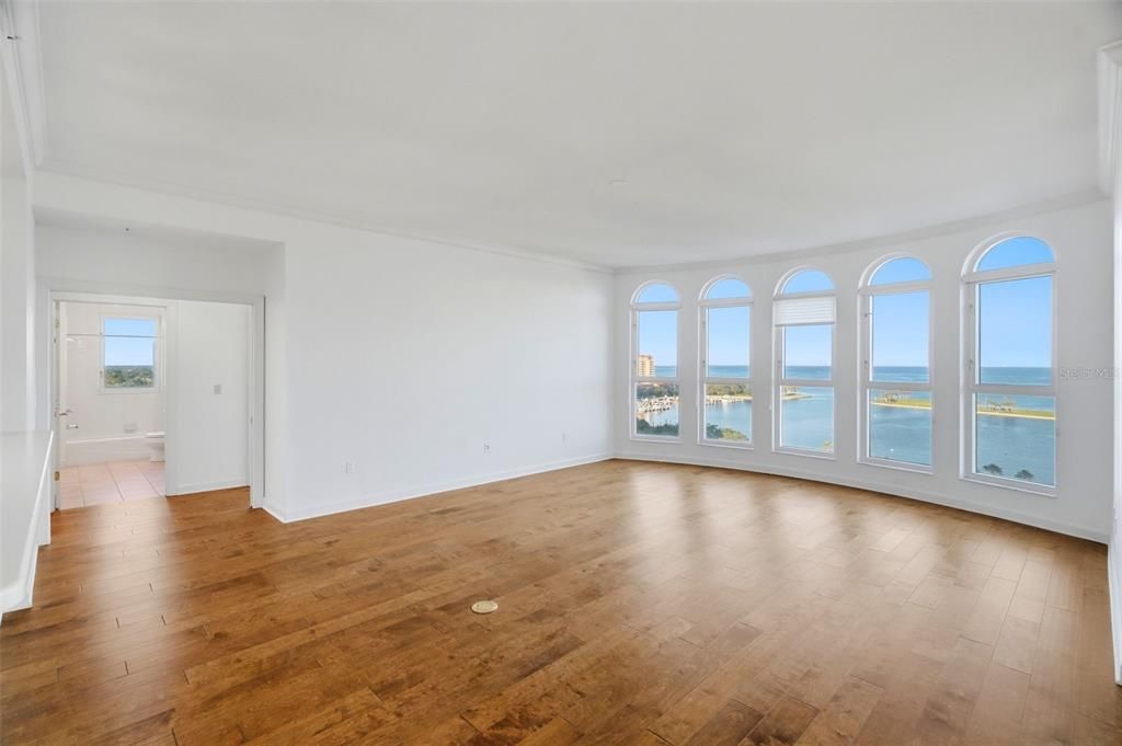 For Sale: $1,700,000 (3 beds, 2 baths, 2600 Square Feet)