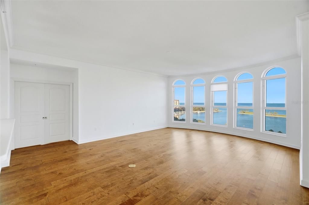 For Sale: $1,700,000 (3 beds, 2 baths, 2600 Square Feet)