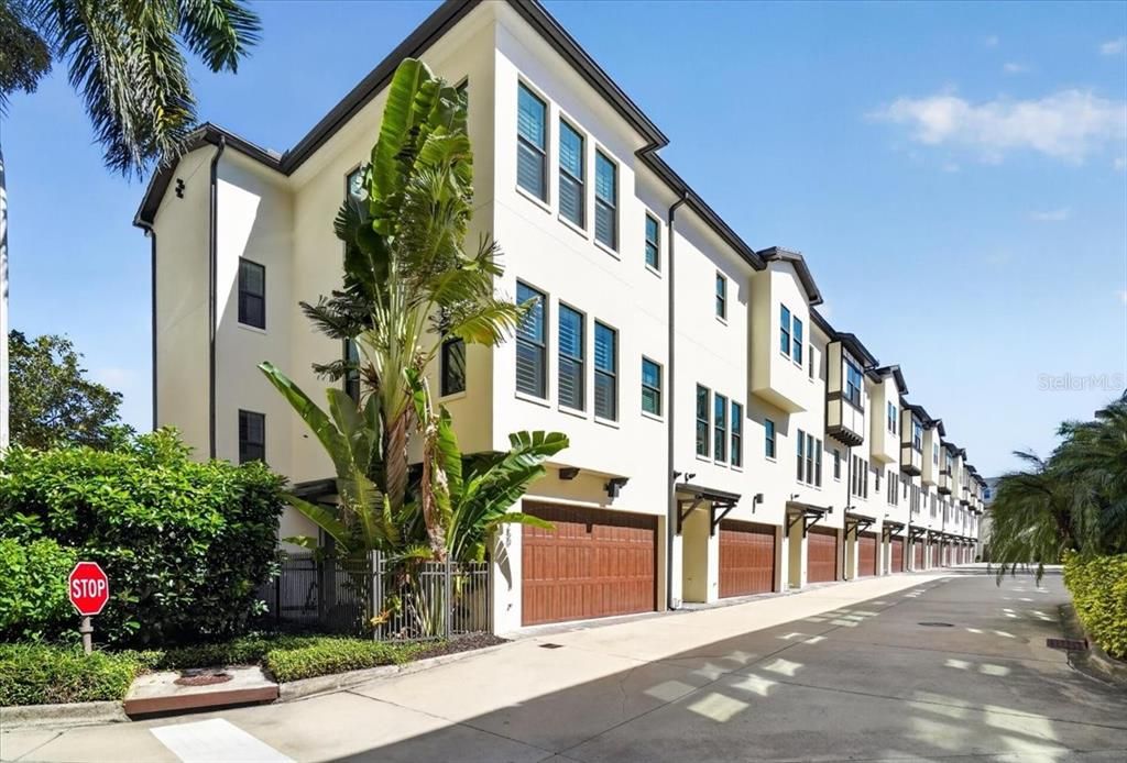 En Venta: $1,050,000 (3 camas, 3 baños, 2189 Pies cuadrados)