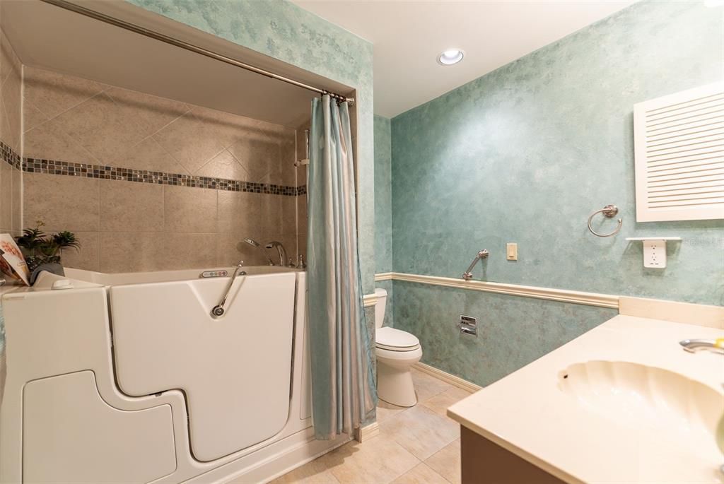 En Venta: $359,900 (2 camas, 2 baños, 2300 Pies cuadrados)
