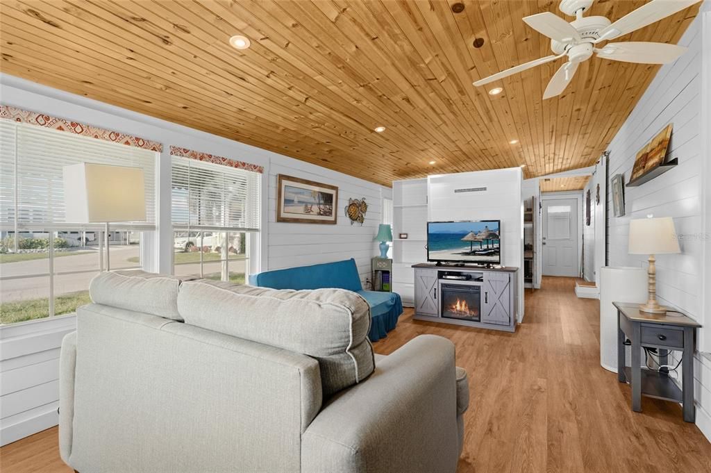 На продажу: $189,900 (1 спален, 2 ванн, 793 Квадратных фут)