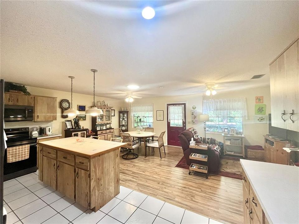 For Sale: $159,900 (2 beds, 2 baths, 1492 Square Feet)