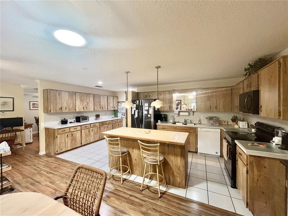 For Sale: $159,900 (2 beds, 2 baths, 1492 Square Feet)