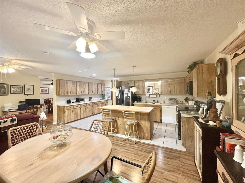 For Sale: $159,900 (2 beds, 2 baths, 1492 Square Feet)