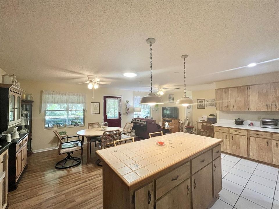 For Sale: $159,900 (2 beds, 2 baths, 1492 Square Feet)