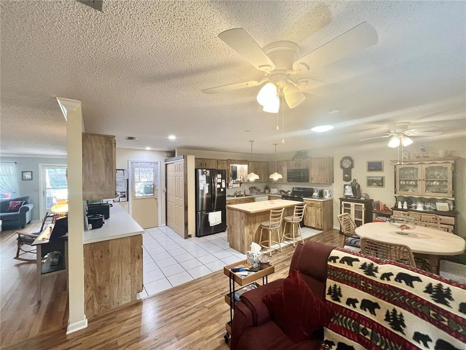 For Sale: $159,900 (2 beds, 2 baths, 1492 Square Feet)