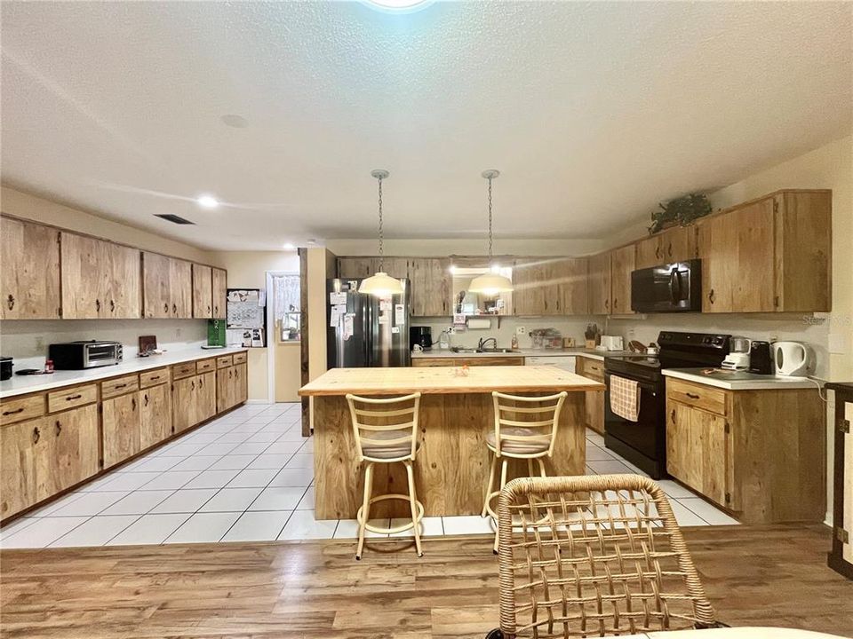For Sale: $159,900 (2 beds, 2 baths, 1492 Square Feet)