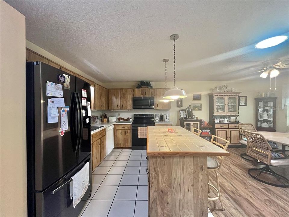 For Sale: $159,900 (2 beds, 2 baths, 1492 Square Feet)