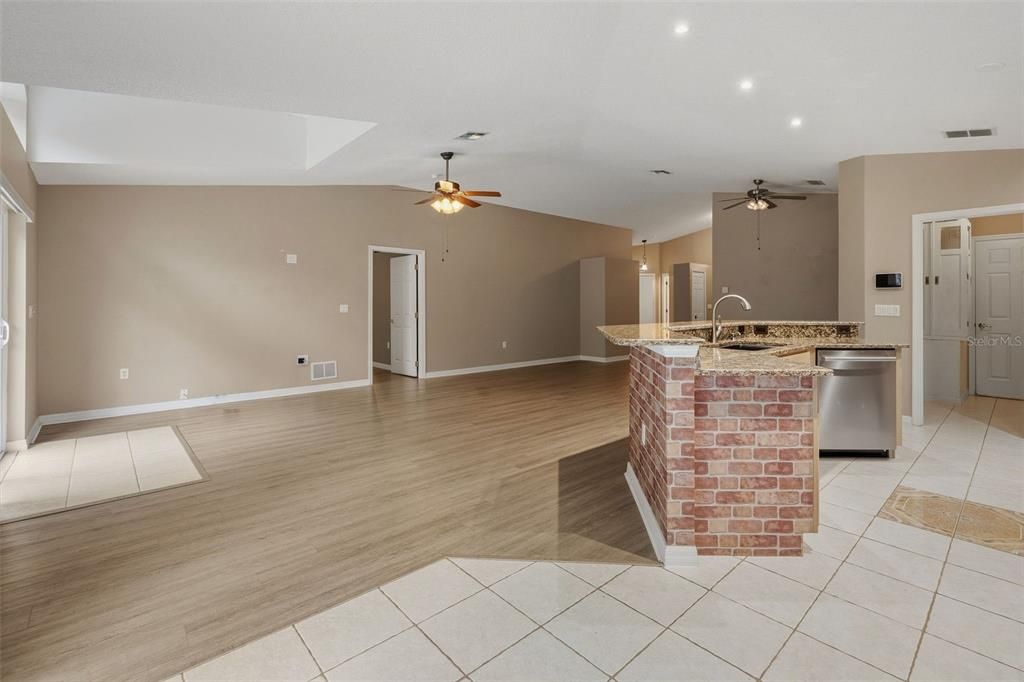 For Sale: $355,000 (3 beds, 2 baths, 1600 Square Feet)