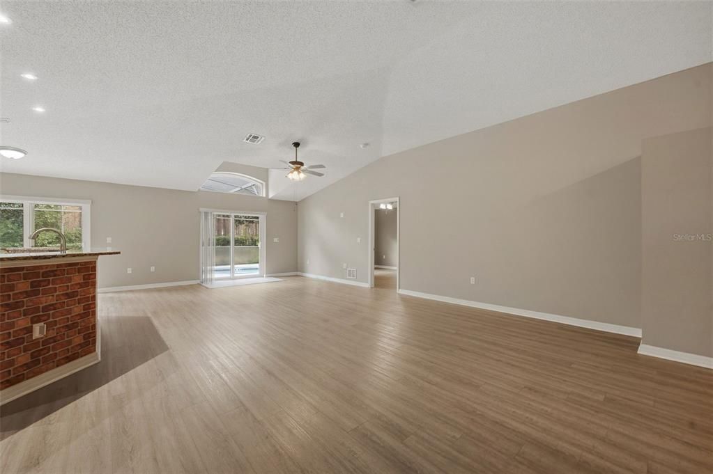 For Sale: $355,000 (3 beds, 2 baths, 1600 Square Feet)