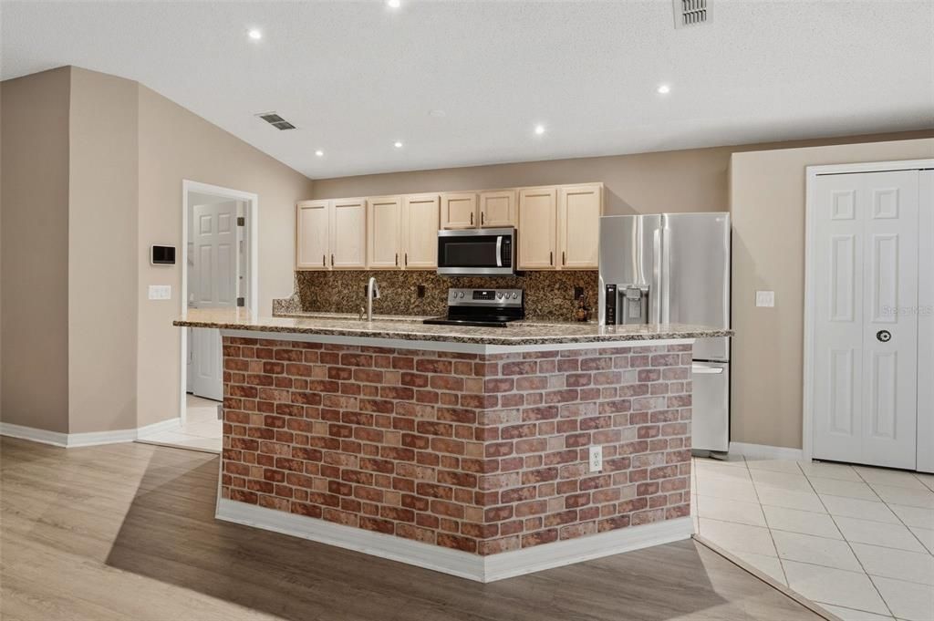 For Sale: $355,000 (3 beds, 2 baths, 1600 Square Feet)