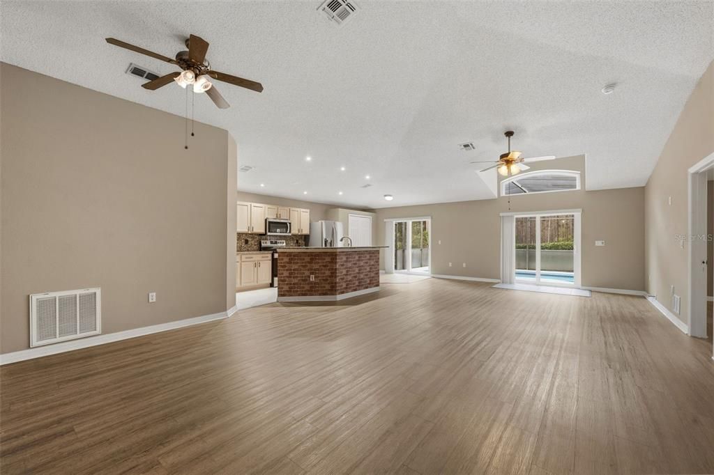 For Sale: $355,000 (3 beds, 2 baths, 1600 Square Feet)