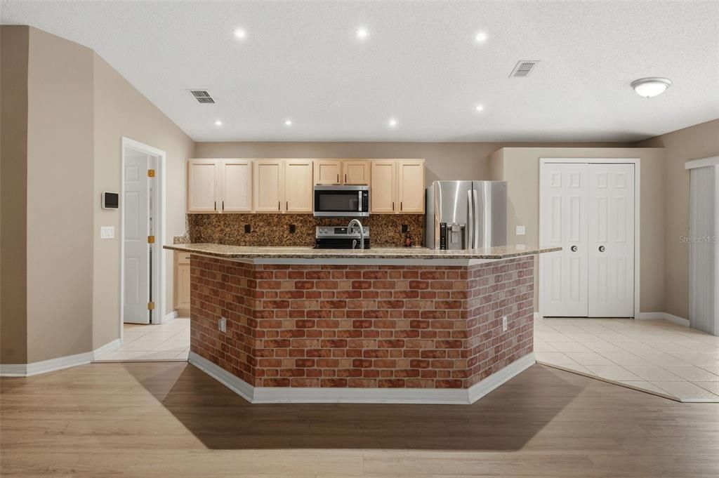 For Sale: $355,000 (3 beds, 2 baths, 1600 Square Feet)