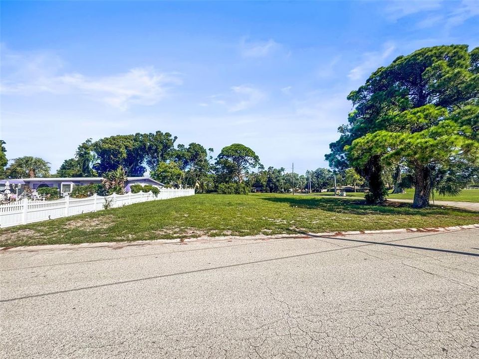 На продажу: $329,000 (0.21 acres)