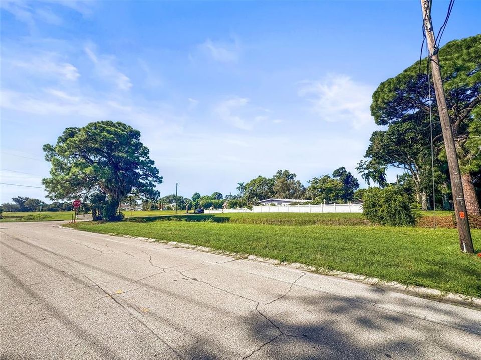 На продажу: $329,000 (0.21 acres)