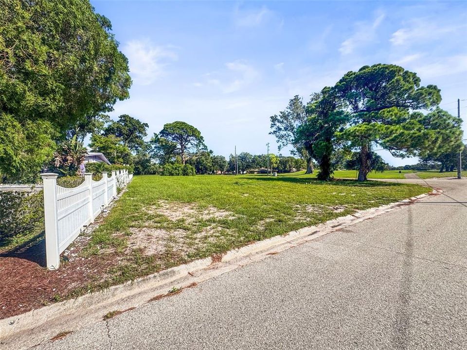 На продажу: $329,000 (0.21 acres)