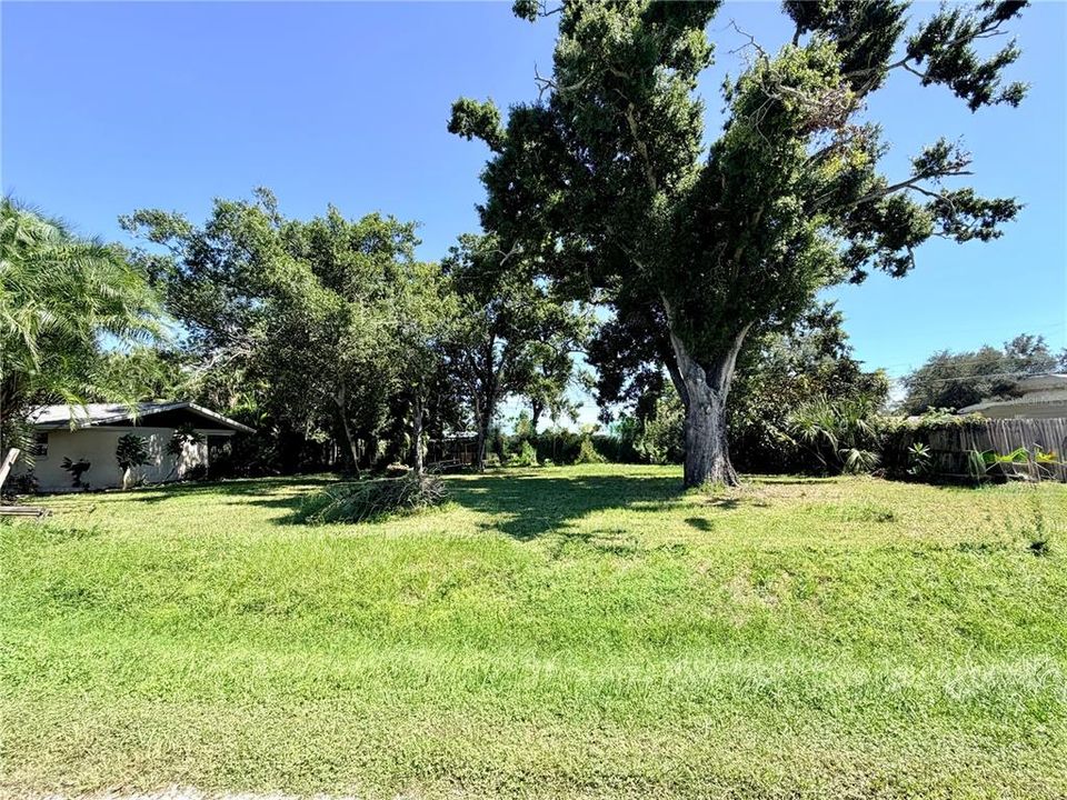 На продажу: $60,000 (0.18 acres)
