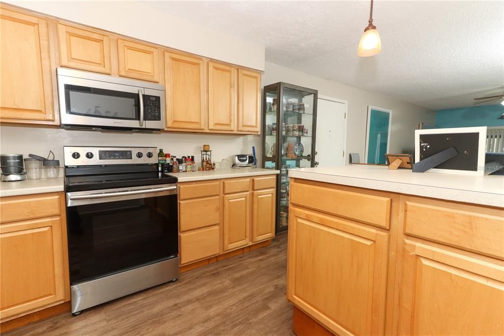 For Sale: $150,000 (2 beds, 2 baths, 973 Square Feet)