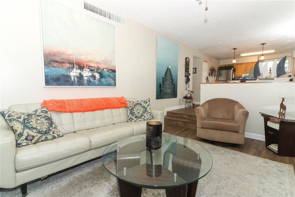 For Sale: $150,000 (2 beds, 2 baths, 973 Square Feet)
