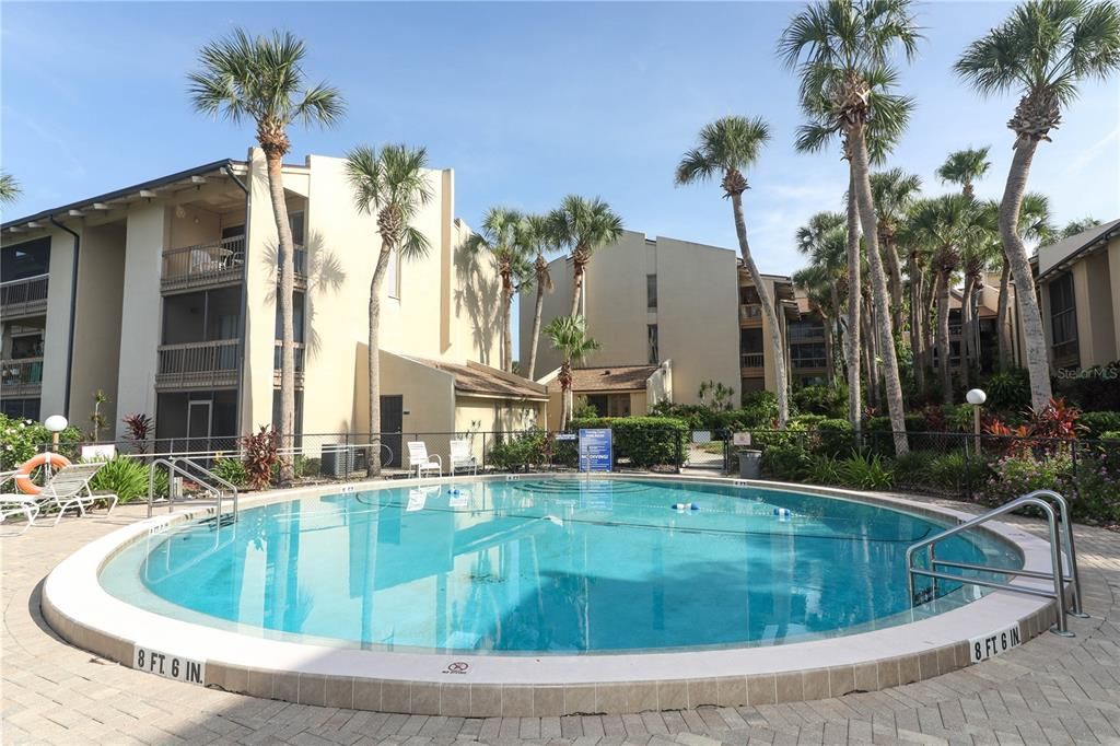 For Sale: $150,000 (2 beds, 2 baths, 973 Square Feet)