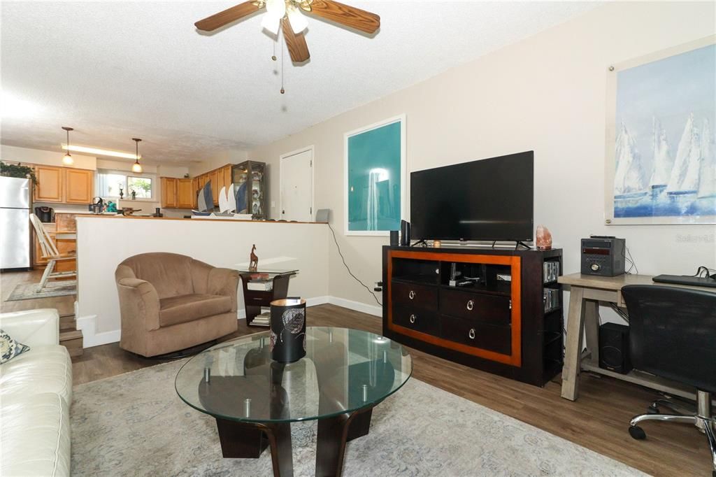 For Sale: $150,000 (2 beds, 2 baths, 973 Square Feet)