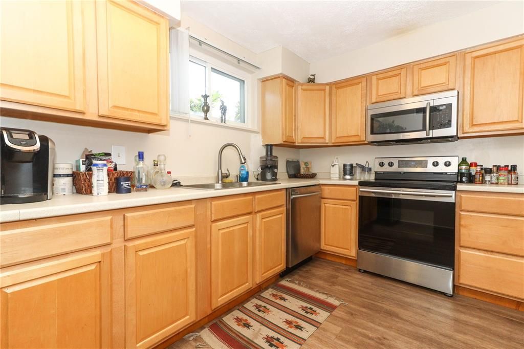 For Sale: $150,000 (2 beds, 2 baths, 973 Square Feet)