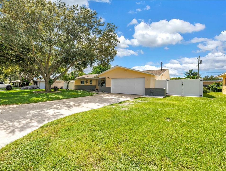 Active With Contract: $439,000 (2 beds, 3 baths, 1459 Square Feet)