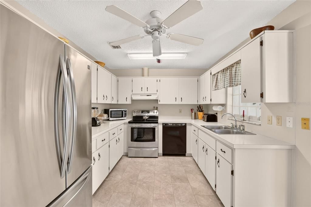 For Sale: $129,900 (2 beds, 2 baths, 1411 Square Feet)