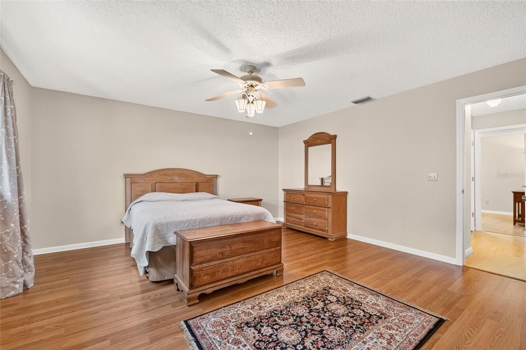 For Sale: $129,900 (2 beds, 2 baths, 1411 Square Feet)