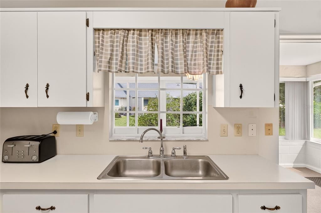 For Sale: $129,900 (2 beds, 2 baths, 1411 Square Feet)