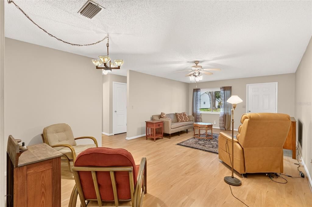 For Sale: $129,900 (2 beds, 2 baths, 1411 Square Feet)
